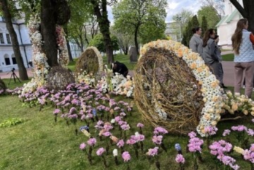 Неймовірна великодня інсталяція з квітів в Софії Київській витримала зливи і буревії та чекає на відвідувачів