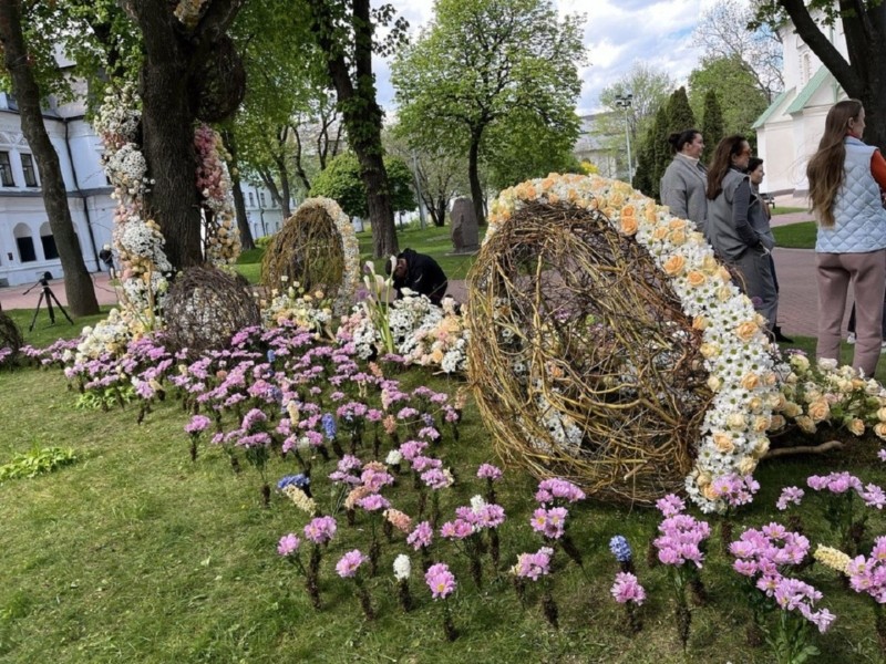 Неймовірна великодня інсталяція з квітів в Софії Київській витримала зливи і буревії та чекає на відвідувачів