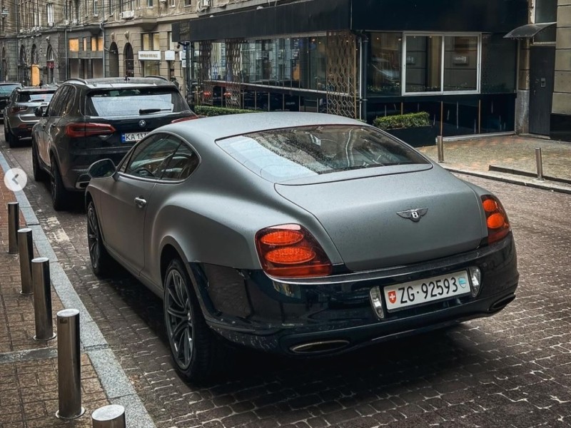 У Києві помітили рідкісний спорткар Bentley