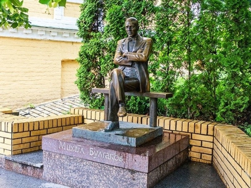 “Коли портрет Булгакова облили фарбою, лишили як є, бо це теж історія”, – позиція музею щодо майбутнього скульптури