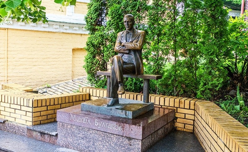 Булгаков досі тригерить: збирають підписи для знесення його памʼятника 