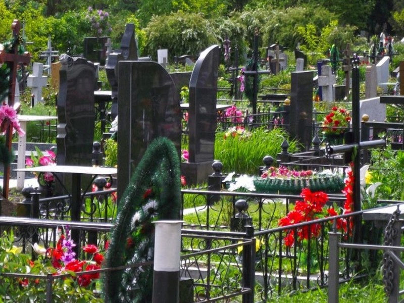 Напередодні поминальних днів столичні кладовища перевірять сапери