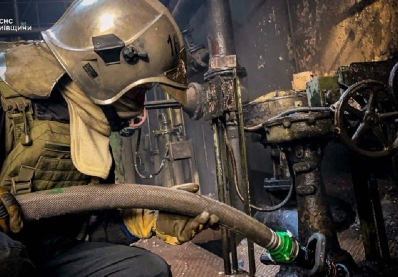 Рятувальники ліквідували пожежу, яка виникла у Київській області через російський удар