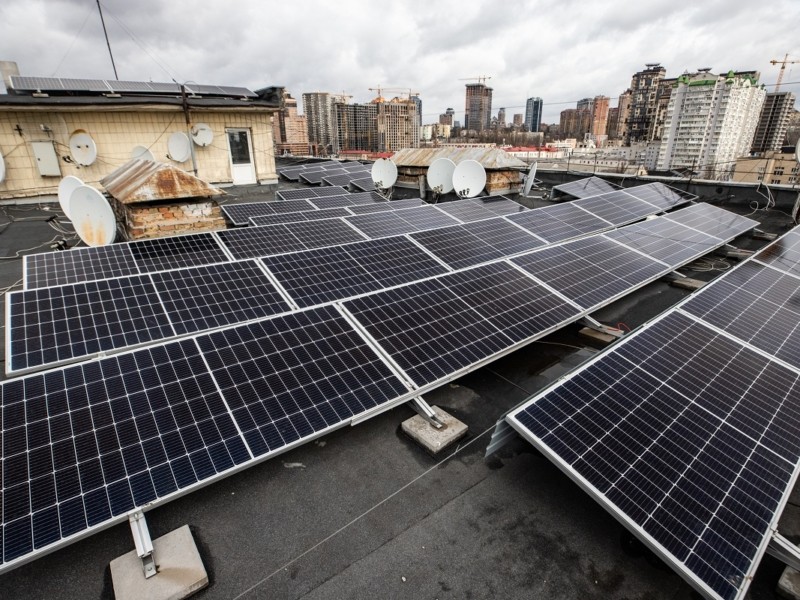 Хатня справа: як сонячні панелі допомагають економити світло столичній багатоповерхівці