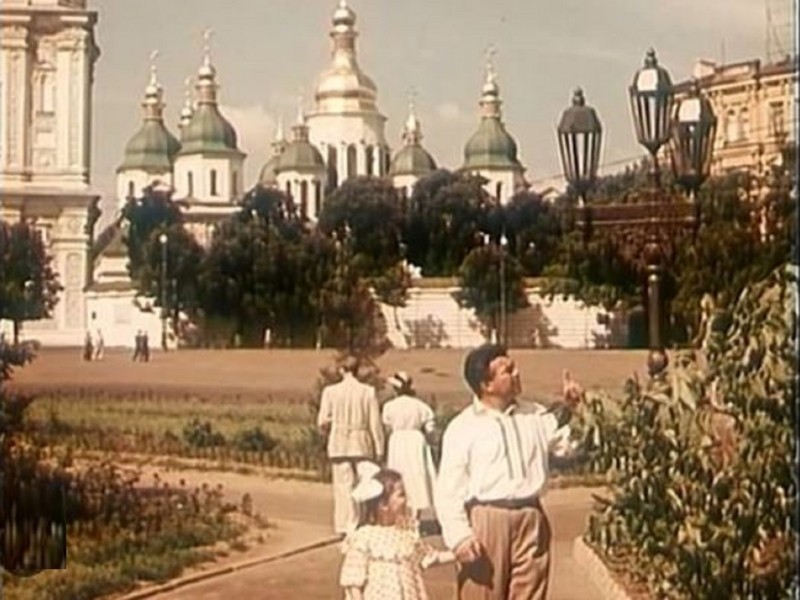 Жінки з кошиками на Хрещатику, старий годинник на Інститутській та безхатьки під Лаврою – Київ 1956 року на кольоровому відео