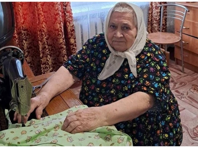 У передмісті 90-річна бабуся стала волонтеркою та шиє для військових адаптивну білизну