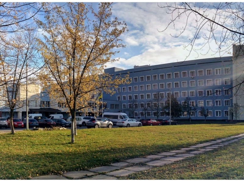 Біля Київської міської дитячої лікарні №1 активісти облаштовують парк та проводять опитування щодо назви