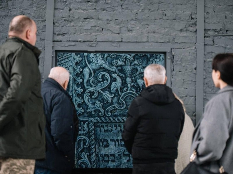 У Бабиному Яру відкрилася безкоштовна виставка, присвячена найстарішому єврейському цвинтарю України
