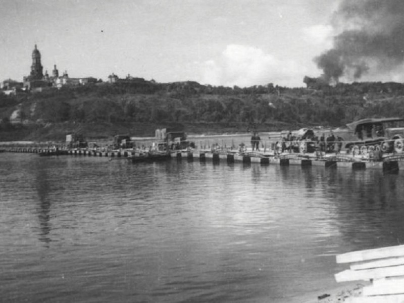 Як виглядала понтонна переправа через Дніпро у воєнні роки