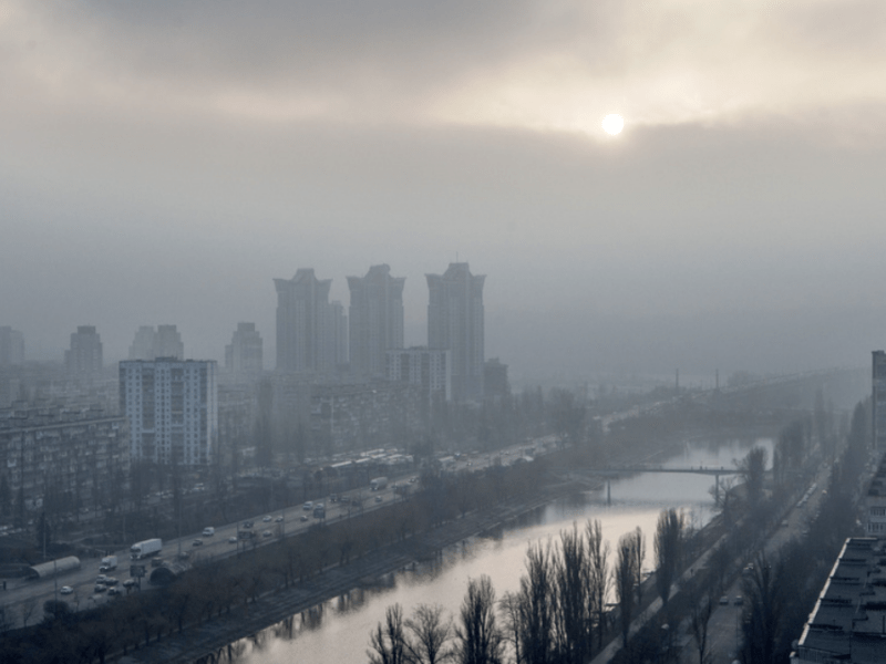 У Києві зараз дуже забруднене повітря: містянам радять зачинити вікна та утриматись від прогулянок 