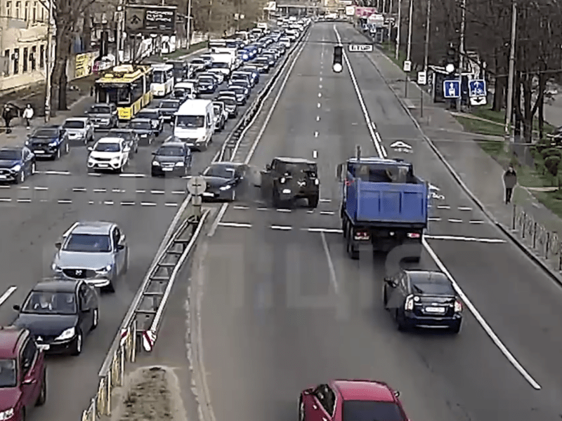 Масова ДТП сталася у Києві: Jeep перекинувся на бік