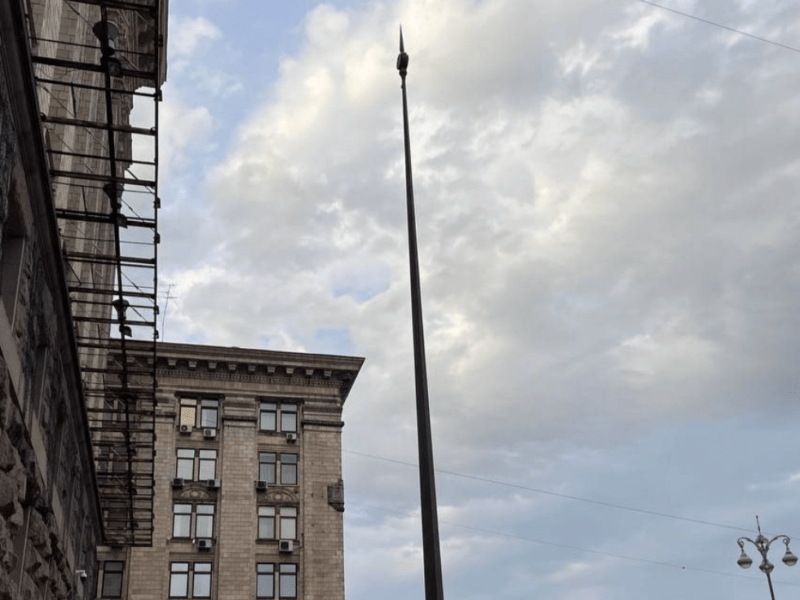 Сильний вітер розірвав полотнище прапора біля будівлі Київради