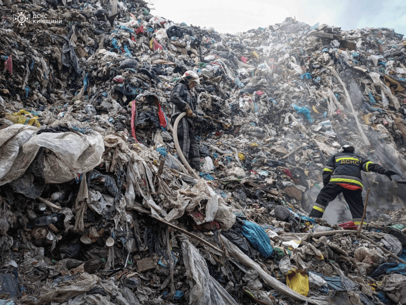 Величезне несанкціоноване сміттєзвалище загорілось на Київщині