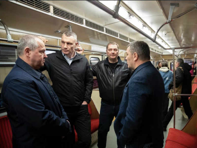 Кличко сьогодні покатався у метро: тестував потяг, який передала Варшава