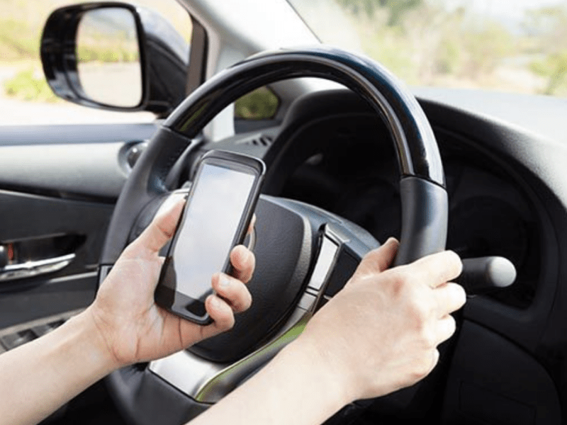 Не відволікайтеся під час руху: які штрафи загрожують водіям за розмови по телефону