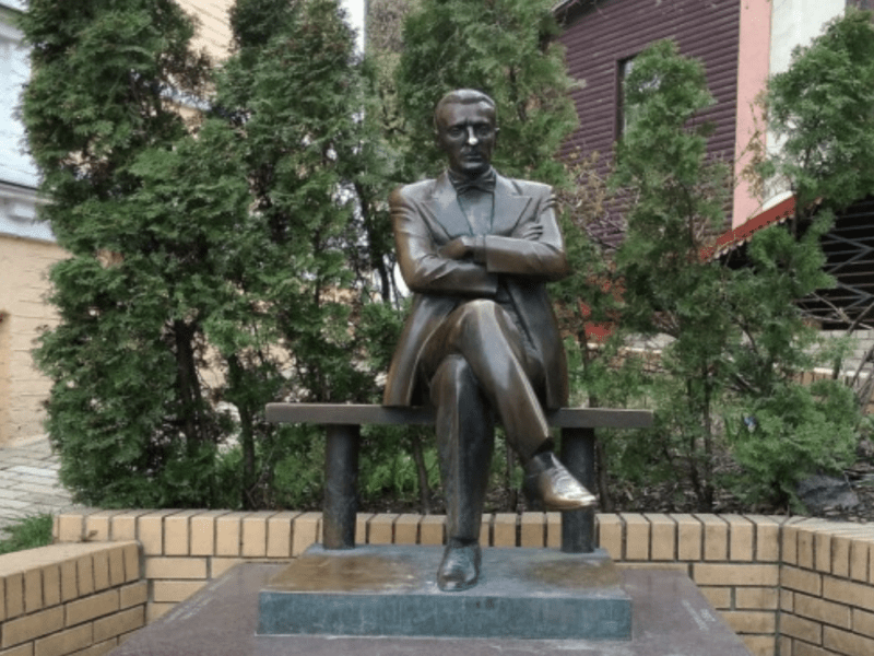 Бережімо національну спадщину: кияни вимагають зупинити можливе знесення пам’ятника Михайлу Булгакову