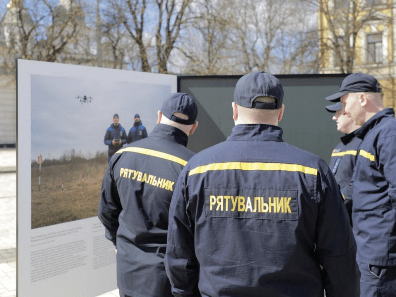 Як вибухи та міни впливають на життя українців: на Софійській площі відкрилась тематична виставка