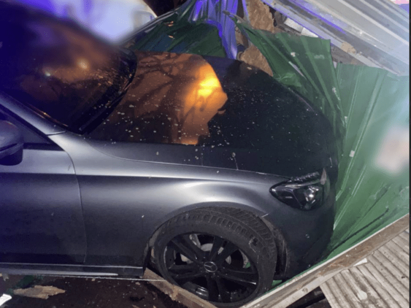 Тікав від патрульних: у Києві п’яний водій на Mercedes вʼїхав у кіоск