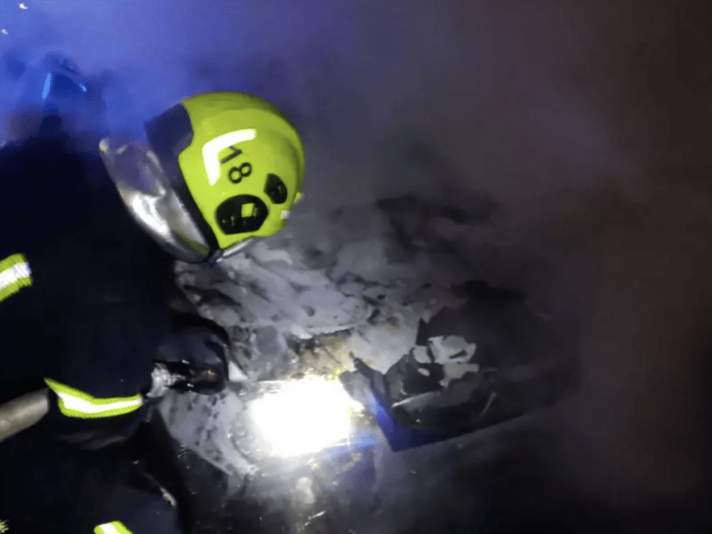 У Києві на узбіччі дороги спалахнула автівка, вогонь пошкодив припарковане поруч авто