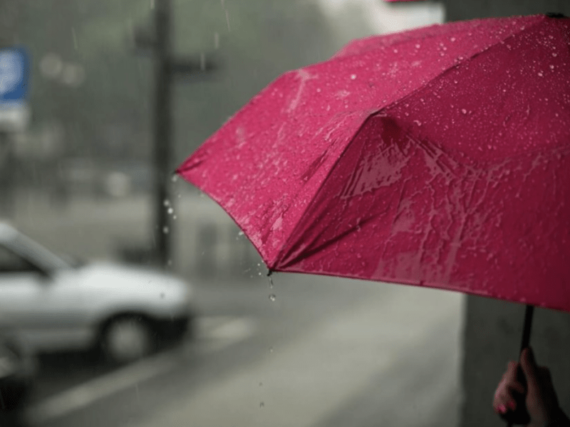 Вдягайтеся тепліше та беріть парасольку: у столиці сьогодні дощитиме