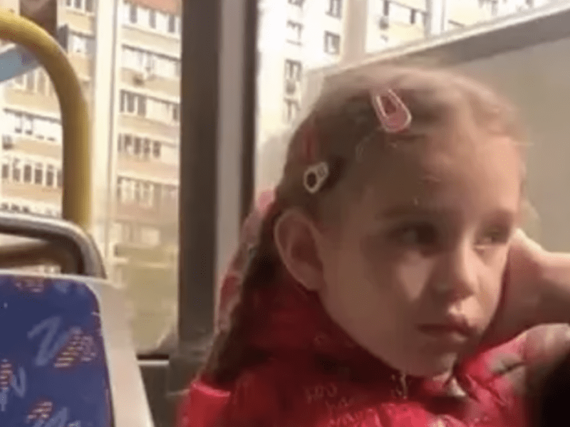 У Києві жінка била дитину в автобусі: за справу взялись поліцейські
