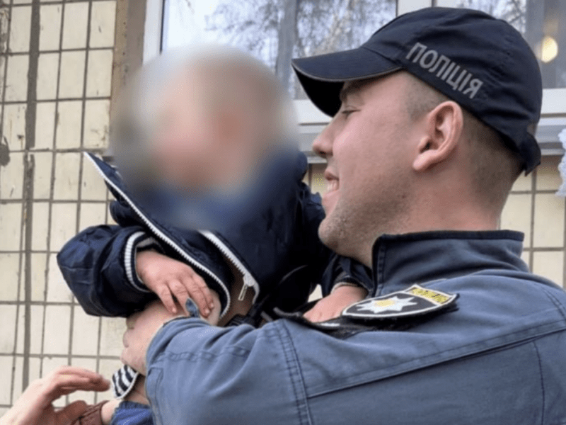 У Києві дворічний хлопчик виліз на підвіконня, поки мама спала п’яна вдома