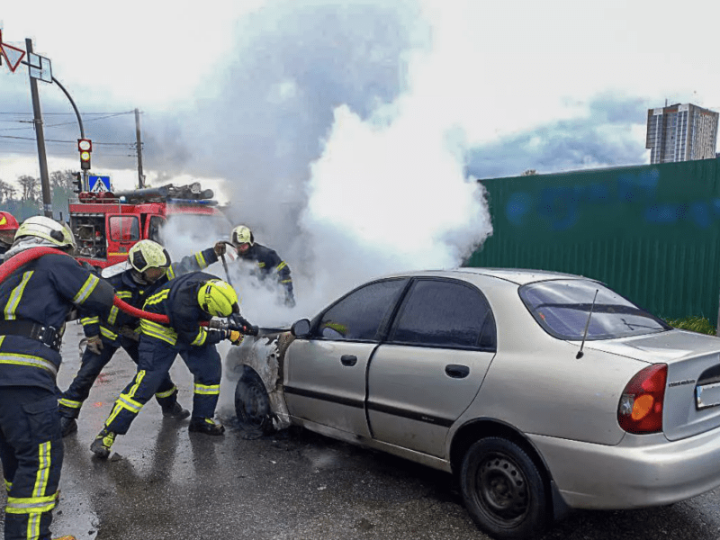 Автівка спалахнула під час руху у Києві