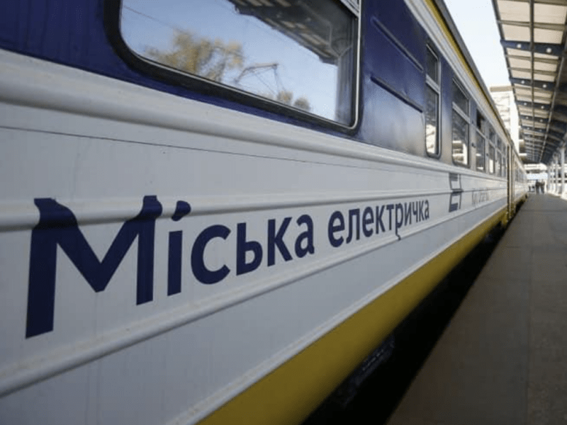 Збій у роботі міської електрички: на перегоні між Русанівкою та Лівобережною під потяг потрапила жінка