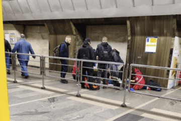 Не змогли врятувати: на станції метро «Палац спорту» помер чоловік