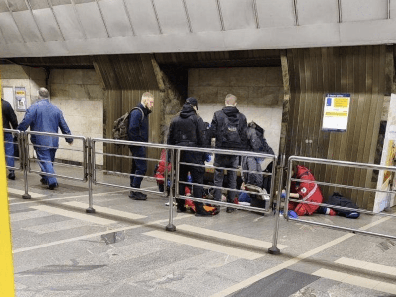 Не змогли врятувати: на станції метро «Палац спорту» помер чоловік