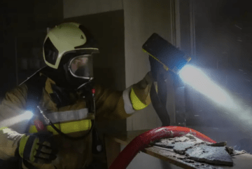 Адмінбудівля зайнялася у Голосіївському районі: дві години рятувальники боролися з полум’ям