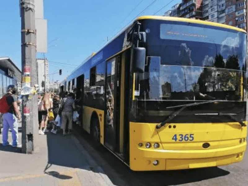 Низка автобусів і тролейбусів змінять маршрути цими вихідними: плануйте поїздки заздалегідь