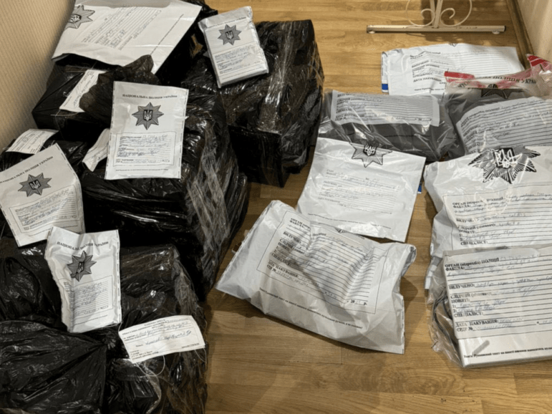 Поки бос був за кордоном: у Києві помічники нотаріуса нелегально завірили понад 2000 документів