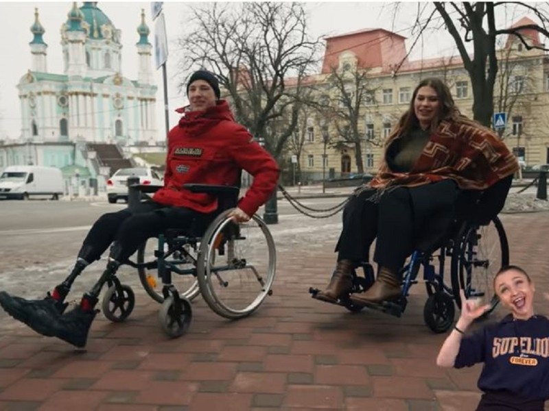 Олександра Заріцька з гурту KAZKA вперше проїхалася на колісному кріслі Києвом та зробила тест на безбар’єрність
