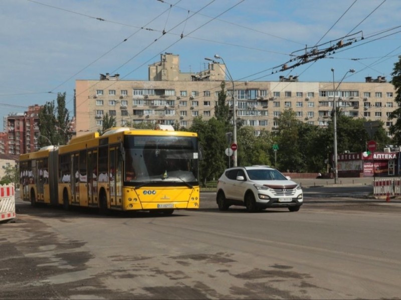 Біля ТРЦ “Ocean Plaza” відновили повноцінний рух транспорту після пошкодження тепломережі