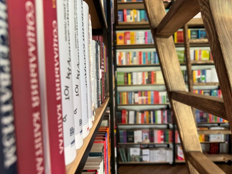 Гортай, читай та за потреби купуй. Засновник мережі книгарень ReadEat анонсував новий формат книжкового магазину у Києві