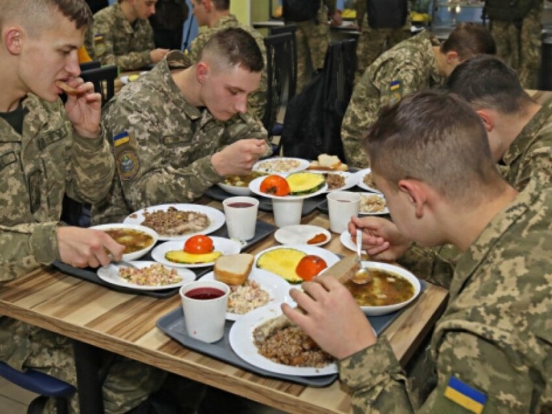 У передмісті військовослужбовці однієї з частин наживалися на продуктах для військових: вкрали на понад 5 млн