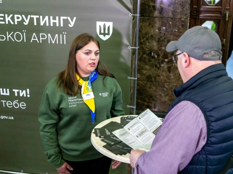 На залізничному вокзалі відкрився інформаційний пункт рекрутингу до армії