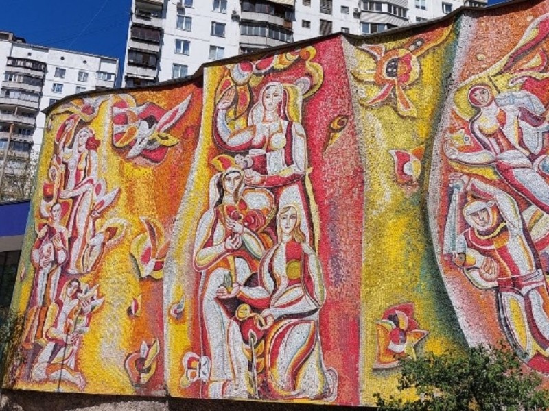 У Києві пошкодили історичну мозаїку «Охорона природи»