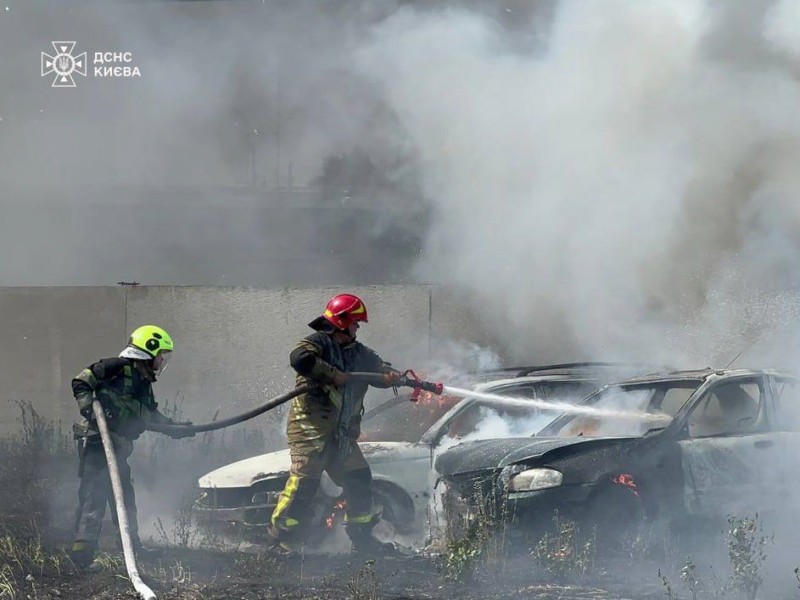 У Дарницькому районі загорілись автівки на автостоянці – що відомо