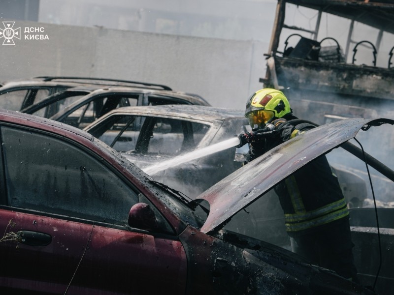 Згорів цілий автопарк: подробиці, фото та відео гасіння пожежі на парковці в Дарницькому районі
