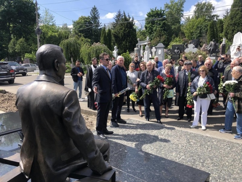 Зустрічає, наче живий – у Києві відкрили  та освятили пам’ятник меру Олександру Омельченку