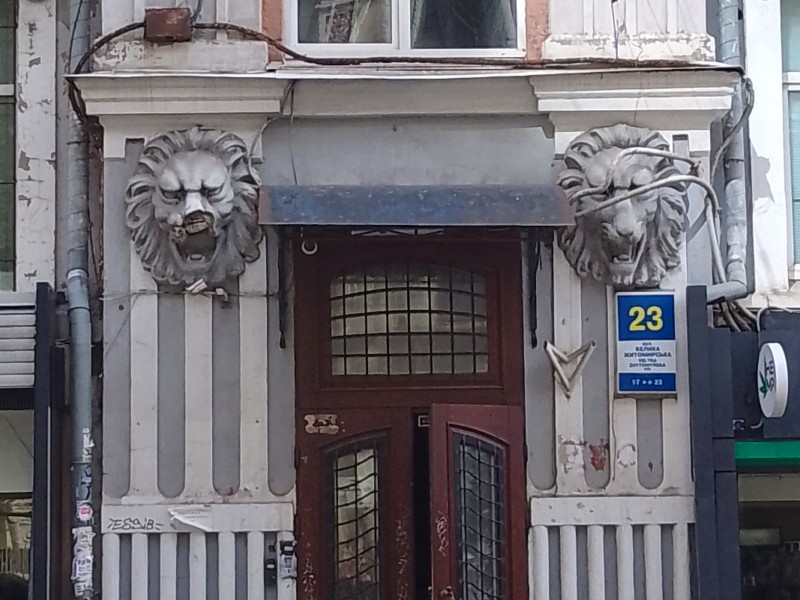 На фасаді памʼятки архітектури Києва руйнується скульптура голови лева