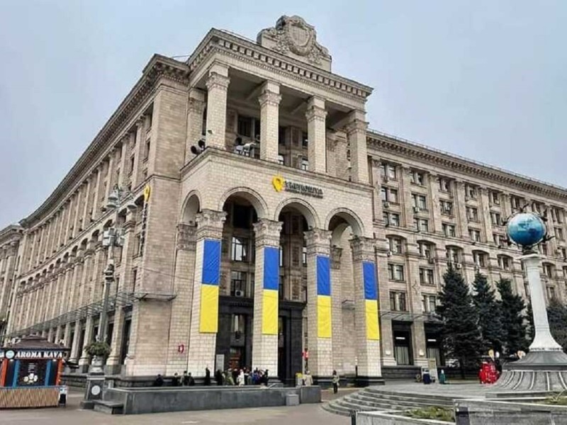 Сфотографуватися поруч з візитівками Києва та надрукувати світлину на марках просто – як це робиться