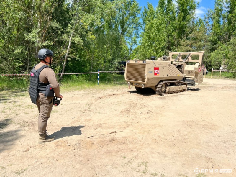 Саперів на Київщині посилили ще однією безпілотною машиною розмінування