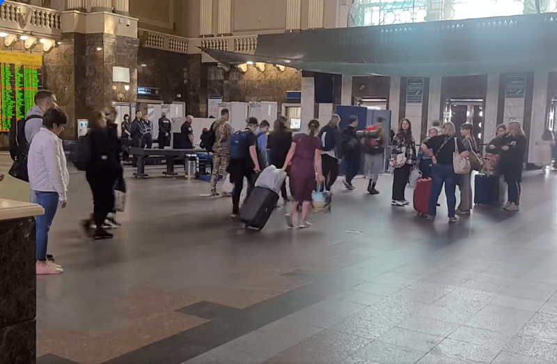 У хвилину мовчання на залізничному вокзалі зупинились лише військовий і кілька пасажирів – відео