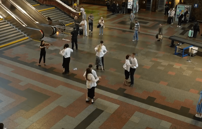 Випускники з Ірпеня кружляли у вальсі на Центральному вокзалі Києва під звуки скрипки і повітряної тривоги