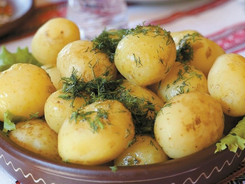 Молода картопля та 15 причин не відмовлятися від овоча