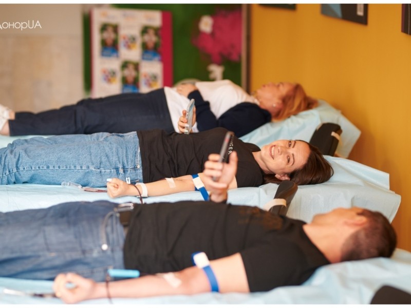 Рятуй життя, здавай кров разом з героями виставкових світлин: донація крові в галереї The Naked Room