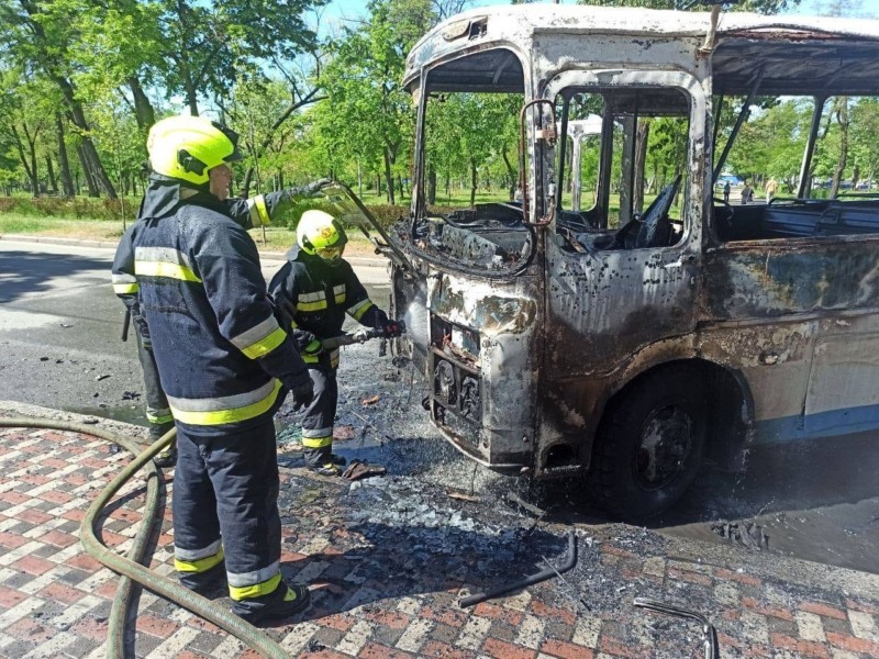 Біля Дарницького РАЦСу вщент згорів автобус